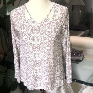 SZ XS NWT V NECK WITH 4 CUT OUTS AT NECK LONG SLEEVE